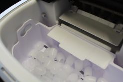 Kompakte Eiswürfelmaschine mit zylindrischen Eiswürfeln 25 kg